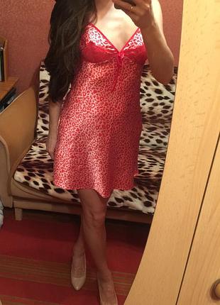 Яскрава шовкова ночнушка пеньюар