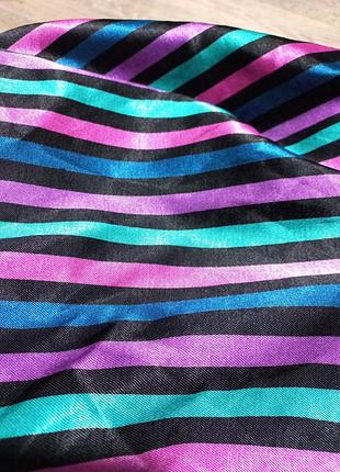 Яркий, атласный платок