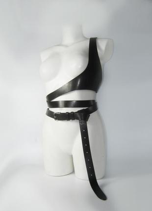 Асимметричный топ портупея с удлиненным ремнем. плотная ременная кожа (цвета и размеры)