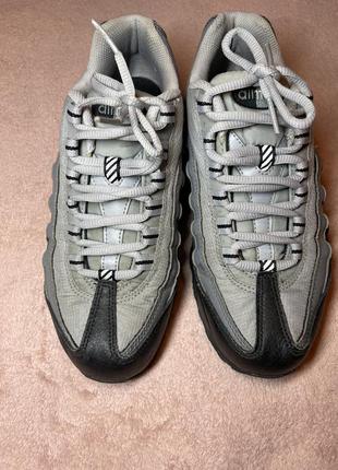 Жіночі кросівки