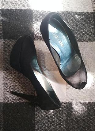 Черные кожаные туфли на шпильке