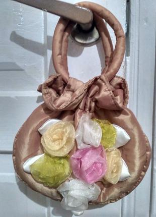 Золотистая сумочка с цветами для девочки