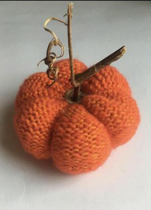 В'язана гарбуз-декор.