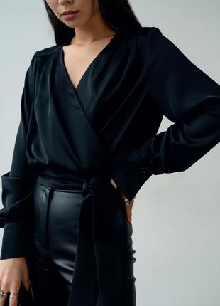 Чорна шовкова блуза на запах1 фото