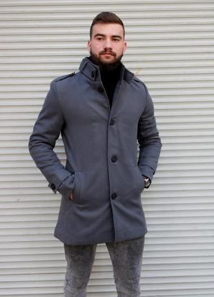 Стильне утеплене сіре пальто чоловіче7 фото