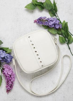 Белая стильная и практичная сумока  для девушек