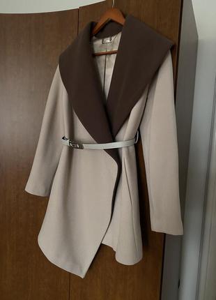 Асимметричное пальто с объемным воротником и поясом, нежного пудрового и коричневого цвета4 фото