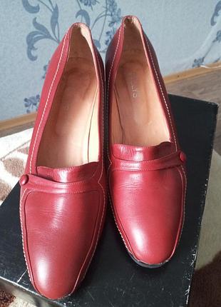 Червоні туфлі