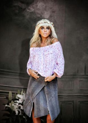 Блуза с открытыми плечами asos из вискозы в принт цветы накладные карманы топ кроп