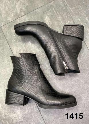 Женские зимние ботинки 
натуральная итальянская кожа аlligator
цвет черный4 фото
