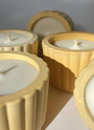 Набір з 5-ти чайних соєвих свічок в пастельно-жовтому свічнику з гіпсу gregefest