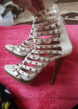 Босоножки  белого цвета