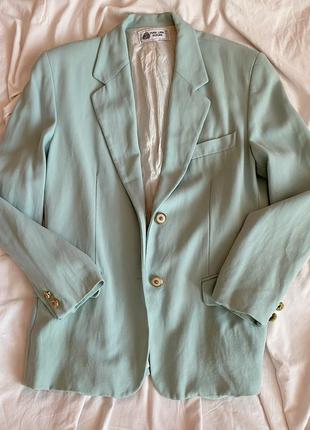 Піджак ніжного кольору