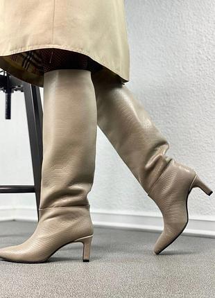 Шикарные кожаные сапоги из натуральной кожи кобра беж на тонком низком каблуке 6см качество люкс