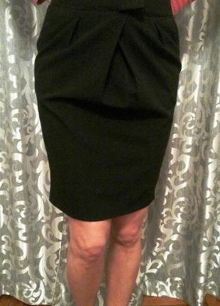 Черная юбка с карманами и завышенной талией1 фото