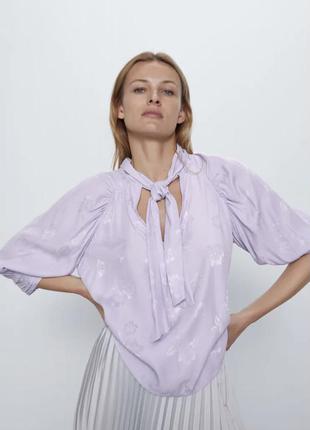 Приголомшливо красива лілова жакардова блуза4 фото