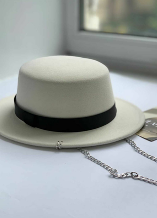 Канотьє фетр білий з сріблястим ланцюжком