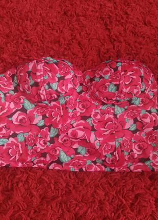 Яркий корсет с цветочным принтом.