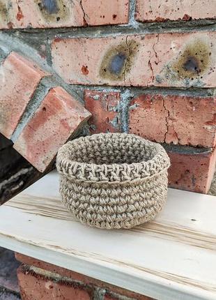 Плетена корзинка. маленька в'язана кругла кошик.