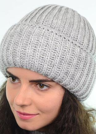 Вязана зимова жіноча шапка з відворотом велика в'язка1 фото