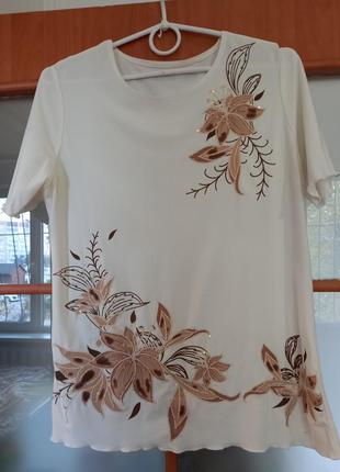 Дуже красива футболка)