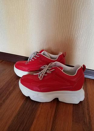 Яскраві кросівки, з невеликою платформою