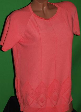 Красивая розовая футболка (л замеры) с узором ,к телу приятная, замечательно смотрится.