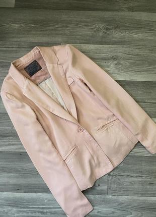 Стильный пудровый жакет