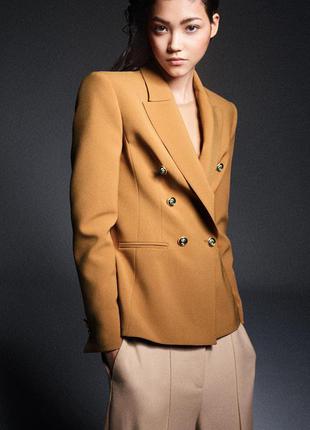 Карамельный силуэтный пиджак zara