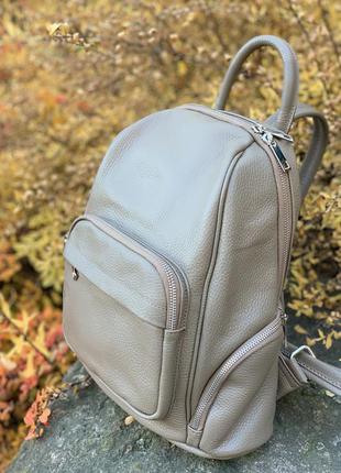 Кожаный базовый итальянский рюкзак в цвете тауп1 фото