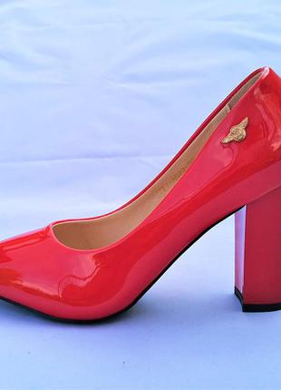 Женские красные лаковые туфли на каблуке отличного качества4 фото