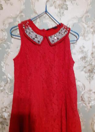 Красное платье с вышитым воротником2 фото