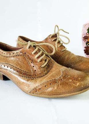 Туфли броги из натуральной кожи bata. каблук подбит1 фото