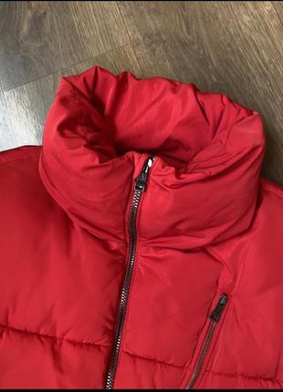 Дутая тёплая куртка красного цвета4 фото