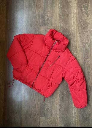 Дутая тёплая куртка красного цвета2 фото