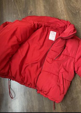 Дутая тёплая куртка красного цвета8 фото