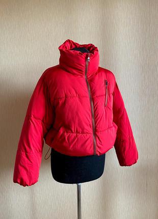 Дутая тёплая куртка красного цвета10 фото