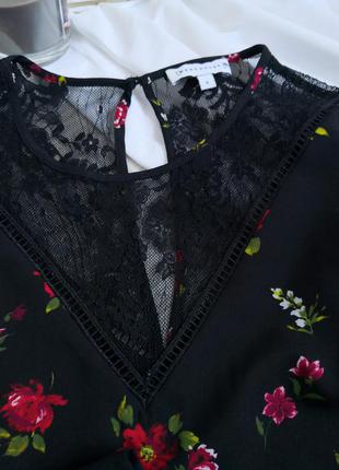 Черная женственная блуза с кружевом в цветы7 фото
