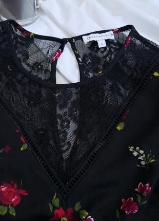 Черная женственная блуза с кружевом в цветы8 фото