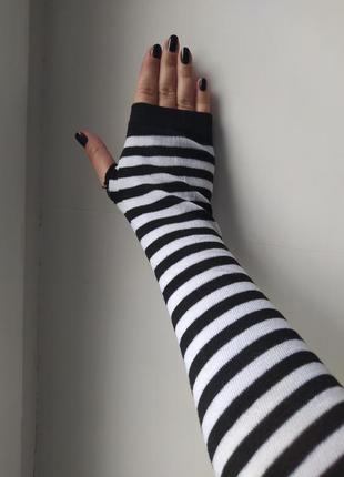 Длинные перчатки полосатые высокие митенки без пальцев в черно-белую полоску гетры геловин готика эмо тикток1 фото