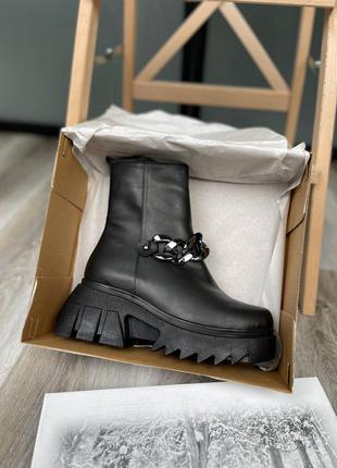Leather chain boots black женские черные массивные утепленные ботинки трендовые сапоги с цепью жіночі чорні стильні утеплені сапожки2 фото