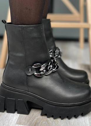 Leather chain boots black женские черные массивные утепленные ботинки трендовые сапоги с цепью жіночі чорні стильні утеплені сапожки10 фото