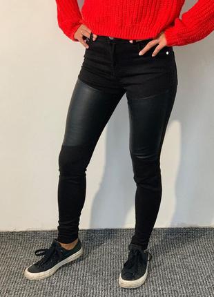 Трендовые оригинальные женские джинсы с эко кожей