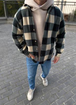 Мужская куртка рубашка зимняя в клетку оверсайз с начесом бежево-черная (плюшевая)5 фото