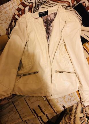 Кожаная бежевая, светлая курточка