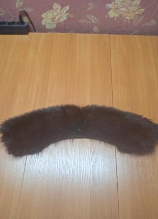 Песцевий комір,колір чорний з червоним деревом