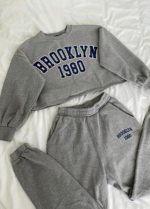 Спортивный костюм серый от zara brooklyn 1980, размера m, укороченый свитшот, джоггеры на высокой посадке