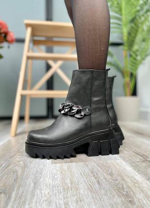 Leather chain boots black женские черные массивные утепленные ботинки трендовые сапоги с цепью жіночі чорні стильні утеплені сапожки8 фото