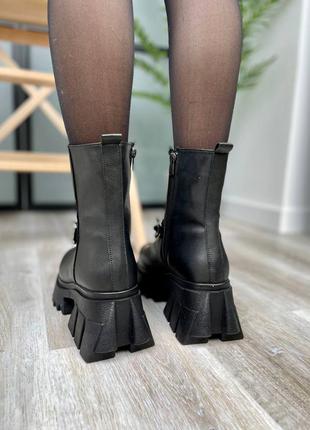 Leather chain boots black женские черные массивные утепленные ботинки трендовые сапоги с цепью жіночі чорні стильні утеплені сапожки5 фото