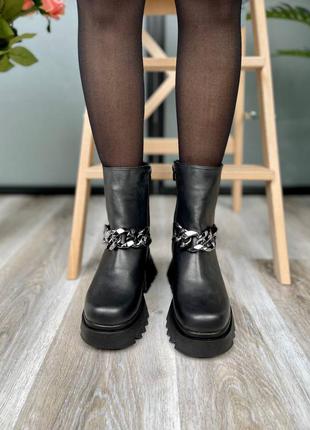 Leather chain boots black женские черные массивные утепленные ботинки трендовые сапоги с цепью жіночі чорні стильні утеплені сапожки3 фото